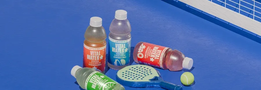 Botellas Vital Water sobre una cancha de pádel