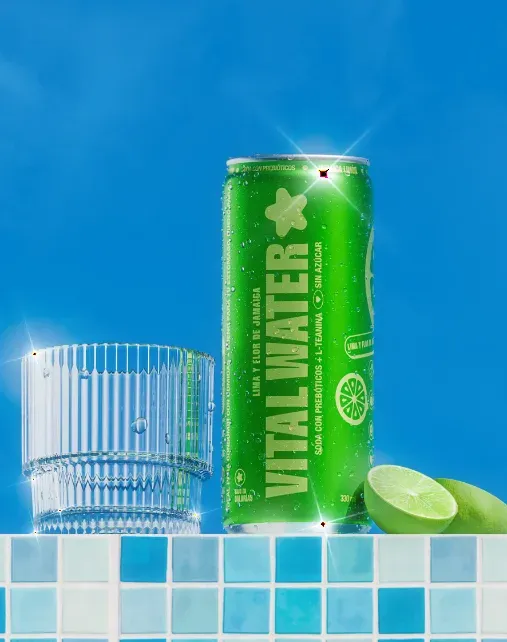 Lata verde junto a un vaso al borde de la piscina