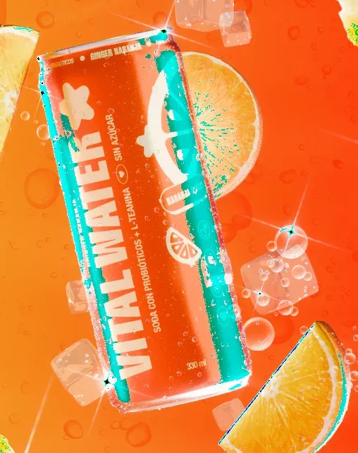 Lata naranja entre rodajas de naranja