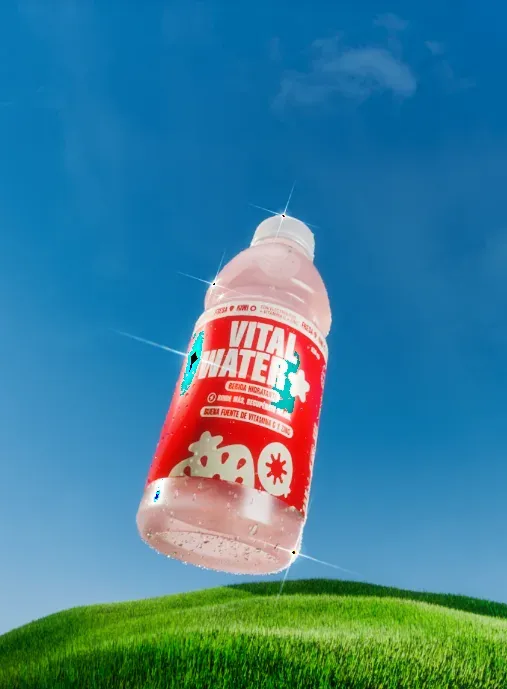 Botella sabor fresa sobre una colina
